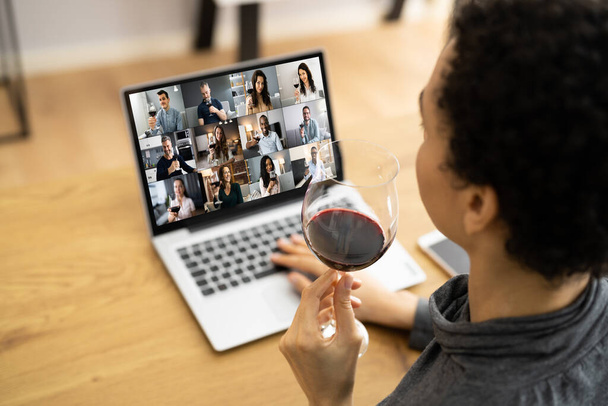 Online Virtual Wine Δοκιμάζοντας Video Call με φίλους - Φωτογραφία, εικόνα