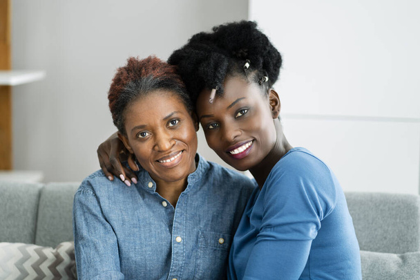 African Teen Support For Elderly Mature Mother - Foto, afbeelding