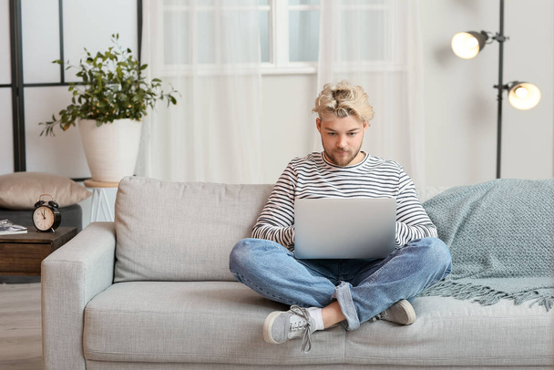 Fiatal férfi laptop otthon - Fotó, kép