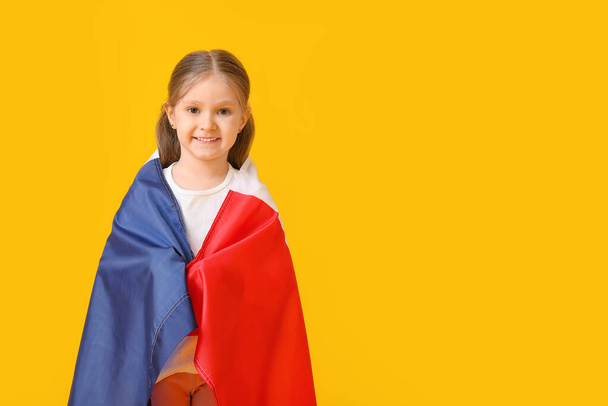 Malá dívka s vlajkou Francie na barevném pozadí - Fotografie, Obrázek