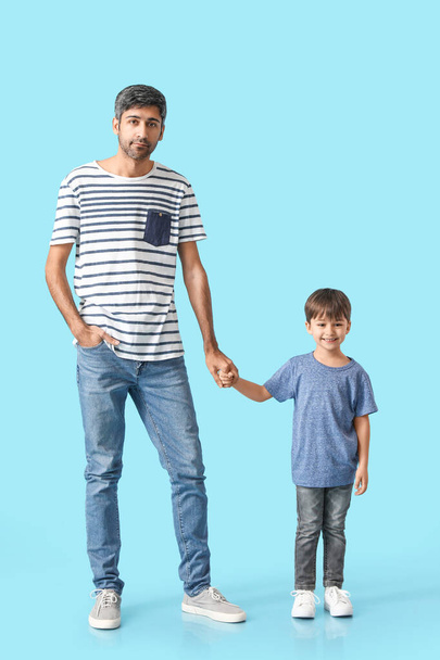 Buon padre e il suo piccolo figlio sul colore - Foto, immagini