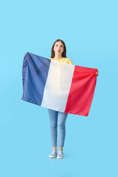 Schöne junge Frau mit der Flagge Frankreichs auf farbigem Hintergrund - Foto, Bild