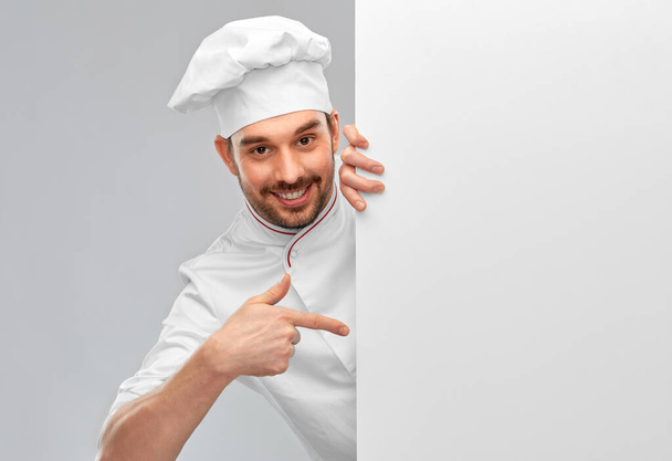 šťastný usměvavý samec kuchař s velkou bílou deskou - Fotografie, Obrázek