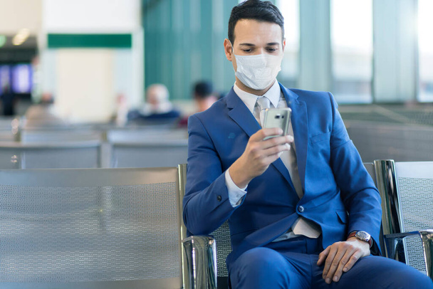 Geschäftsmann telefoniert am Flughafen, Covid oder Coronavirus-Konzept - Foto, Bild