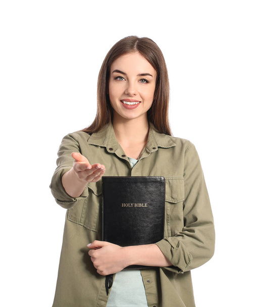 Beyaz arka planda İncil 'i olan genç bir kadın. - Fotoğraf, Görsel