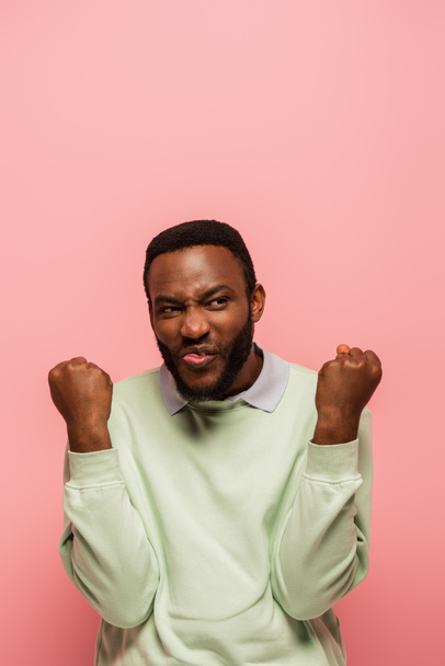 Excited african american man showing yes gesture isolated on pink  - Foto, imagen