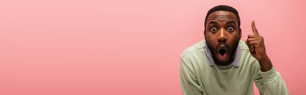 Excited african american man having idea isolated on pink, banner  - Foto, Imagen