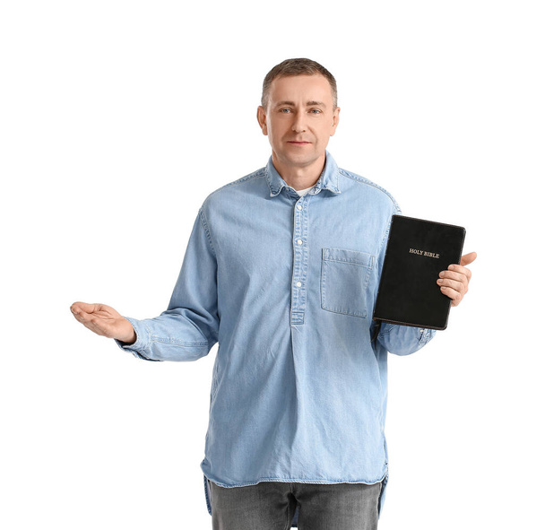 Uomo con Bibbia su sfondo bianco - Foto, immagini