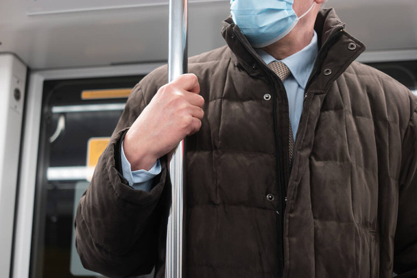 Coronavirus covid seyahat konsepti, metroda maskeli bir iş adamı. - Fotoğraf, Görsel