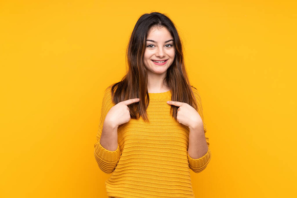 Giovane donna caucasica isolata su sfondo giallo con espressione facciale a sorpresa - Foto, immagini