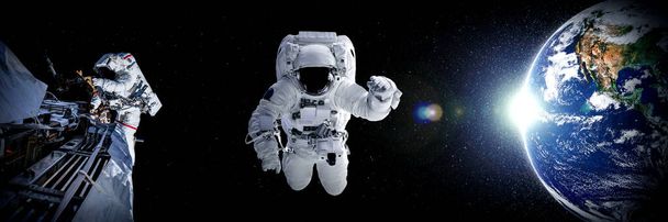 Kosmita astronauta zrobić spacery kosmiczne podczas pracy dla stacji kosmicznej - Zdjęcie, obraz