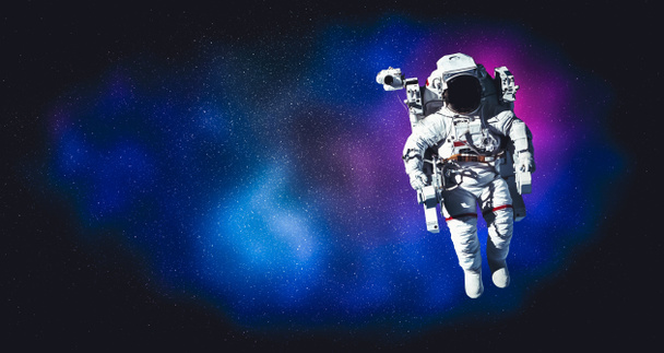 astronaut ruimtevaarder doen ruimtewandeling tijdens het werken voor ruimtestation - Foto, afbeelding