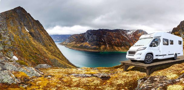 Ένα τροχόσπιτο ή ένα κινητό σπίτι μπροστά από το φιόρδ στο νησί Senja στη Νορβηγία - Φωτογραφία, εικόνα