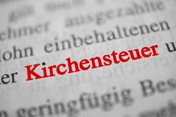 Kirchensteuer je německé slovo pro církevní daň - červená písmena, černá i-dot - Fotografie, Obrázek