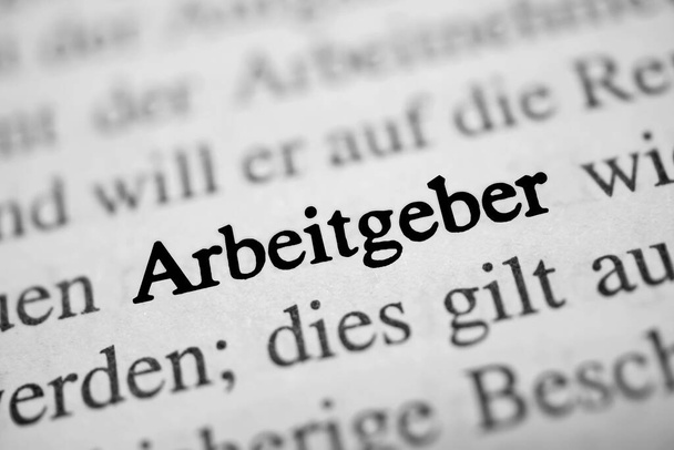 Arbeitgeber es la palabra alemana para empleador - texto en blanco y negro  - Foto, imagen