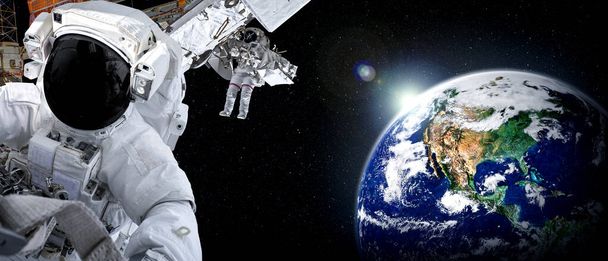 Astronautti avaruusmies tehdä avaruuskävelyä työskennellessään avaruusasemalle - Valokuva, kuva