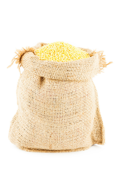 Un sac est un linge rempli de millet jaune
 - Photo, image