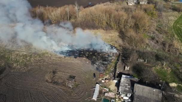 Pożar w prywatnym domu w pobliżu pola. zdjęcia lotnicze - Materiał filmowy, wideo