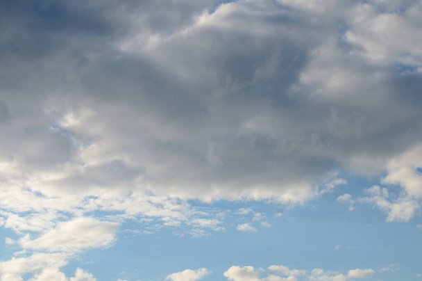 абстрактный фон белых пушистых облаков на ярко-голубом небе - Фото, изображение