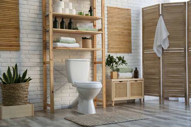 Stilvolles Badezimmer-Interieur mit Toilettenschüssel und anderen wichtigen Dingen - Foto, Bild