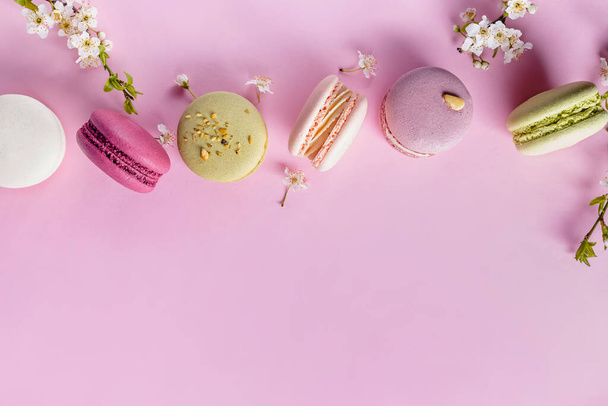 French dessert macarons of different flavors - Foto, immagini