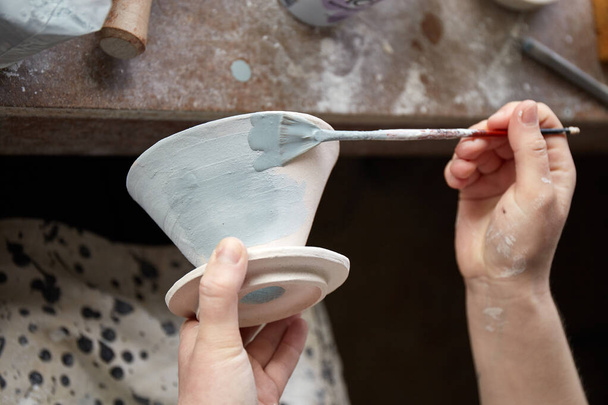 Atelier de poterie Le processus de création de poterie. La maître céramiste travaille dans son atelier. lieu de travail du potier - Photo, image