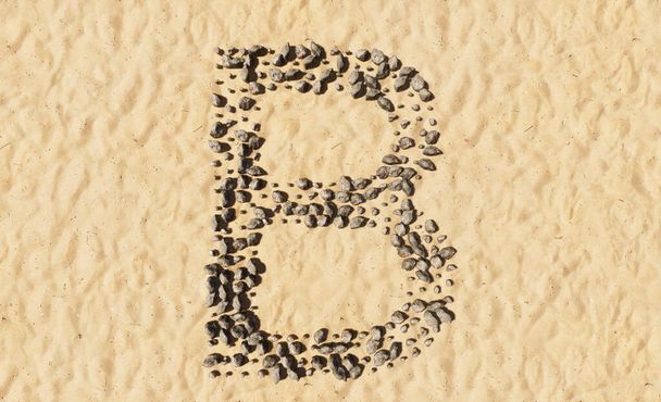 Koncepční nebo koncepční kameny na pláži písek ručně vyrobený symbol tvar, zlaté písčité pozadí, znak B. 3D ilustrační metafora pro vzdělávání, přírodu, léto, slunečné, přímořské a tropické   - Fotografie, Obrázek
