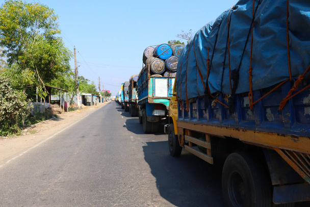 taşıma kamyonları olan siyah renkli beton yol - Fotoğraf, Görsel