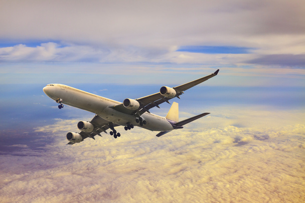 avião de avião de passageiros voando sobre a nuvem
 - Foto, Imagem