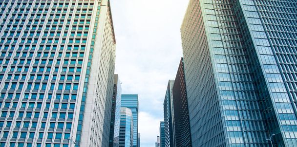 Hoge gebouwen en blauwe lucht - Tokio, Japan - Foto, afbeelding