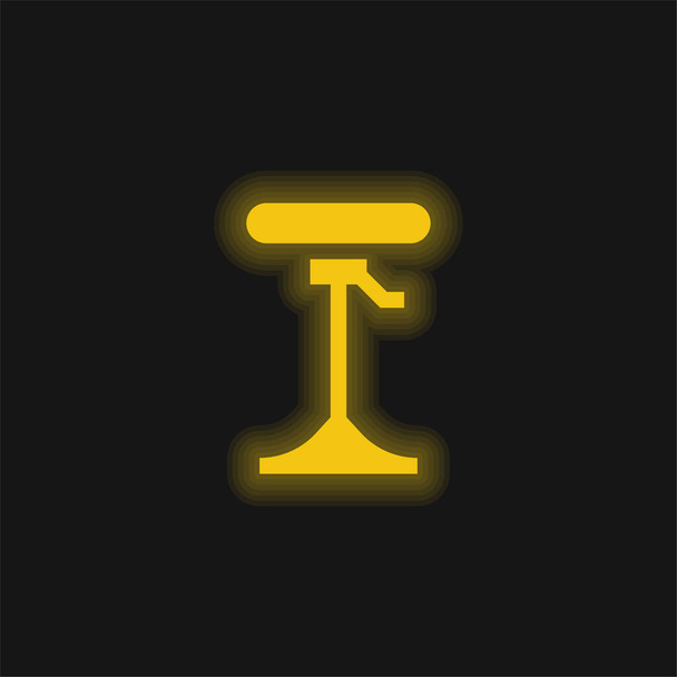 Taburete de bar amarillo brillante icono de neón - Vector, imagen