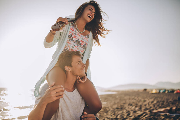 Strandpaar lacht verliebt Romantik auf Reise Flitterwochen Urlaub Sommerurlaub Romantik. - Foto, Bild