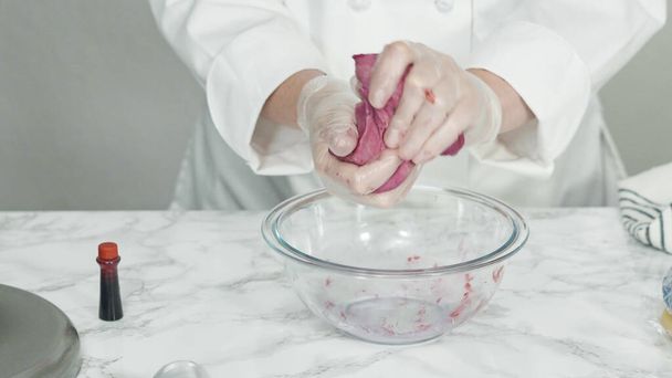 Крок за кроком. Змішування харчових барвників у тісто для печива, щоб випікати червоне, біле та синє цукрове печиво
. - Фото, зображення