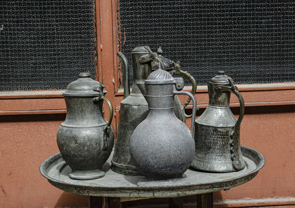 jarro de cobre velho, concha e tigela de pé em uma bandeja - Foto, Imagem
