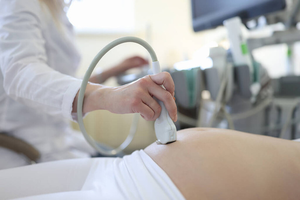 Orvos ultrahangos vizsgálatot végez terhes nő beteg klinika közelkép - Fotó, kép
