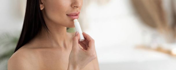Hygiënische lippenbalsem hydraterende droge lippen en schoonheidsverzorging thuis - Foto, afbeelding