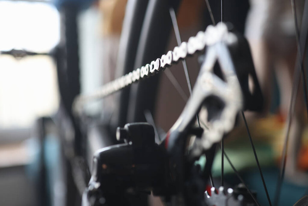 Avvicinamento catena mountain bike in officina - Foto, immagini