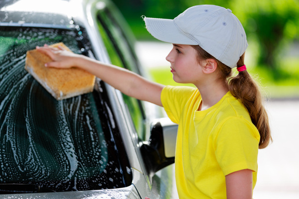 Lavage de voiture - une adolescente lave la voiture
 - Photo, image