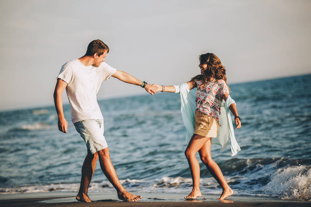 Παραλία ζευγάρι γελάει στην αγάπη ρομαντισμό στα ταξίδια διακοπές μήνα του μέλιτος καλοκαιρινές διακοπές ρομαντισμό. - Φωτογραφία, εικόνα