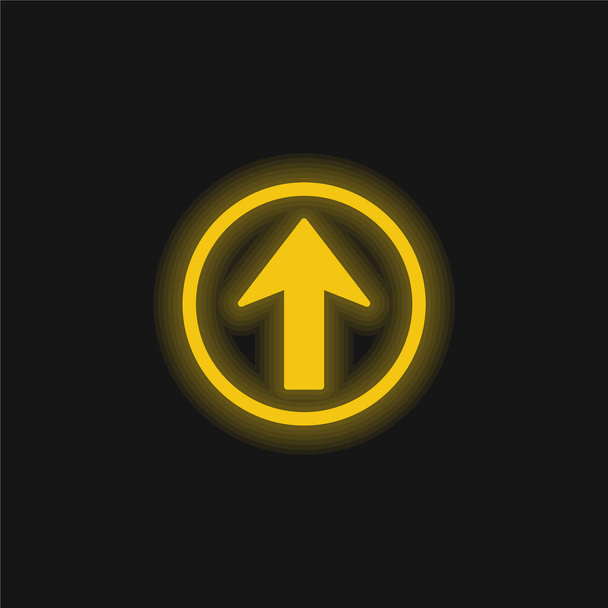 Šipka nahoru v kruhu žlutá zářící neon ikona - Vektor, obrázek