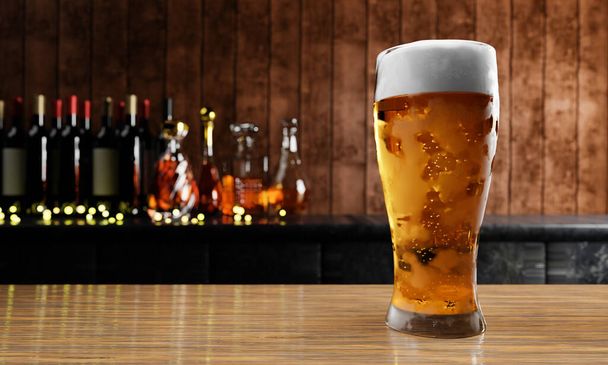 Bière pression ou artisanale en grand verre transparent. Avec de la vapeur froide, de la mousse de bière blanche placée sur un sol en bois, derrière le fond se trouve une bouteille de vin, de whisky, de brandy au restaurant ou au bar. Rendu 3D - Photo, image