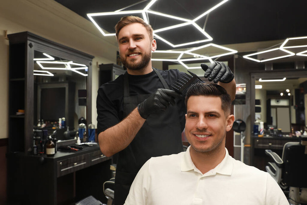 Professional hairdresser making stylish haircut in salon - Foto, immagini