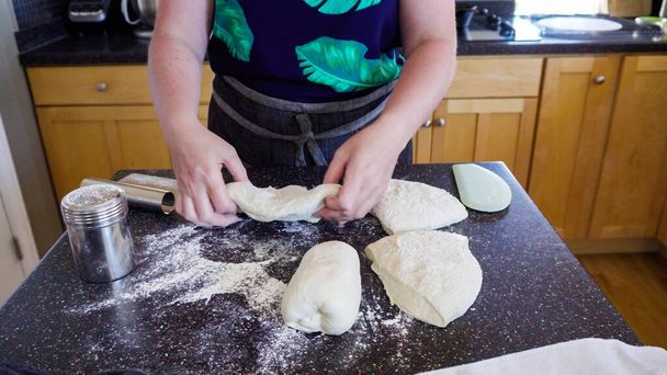 Sauerteig-Baguette-Brot in Wohnküche backen. - Foto, Bild