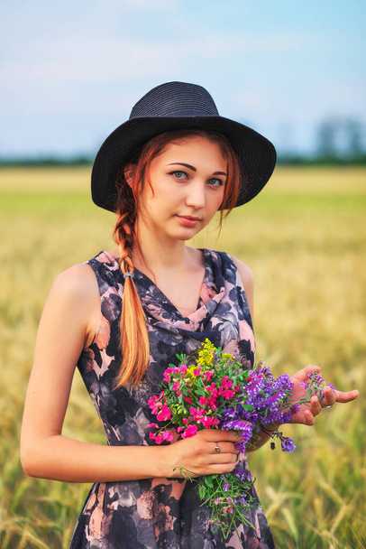 Красотка на природе. Девочка-подросток в платье на весеннем поле - Фото, изображение