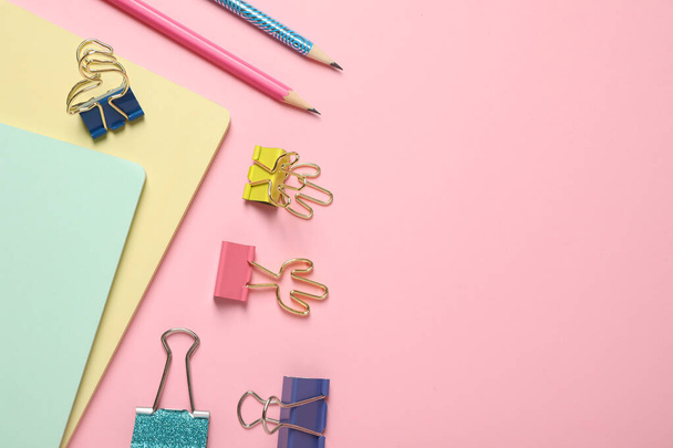 Binder clips and stationery on pink background, flat lay. Space for text - Fotografie, Obrázek