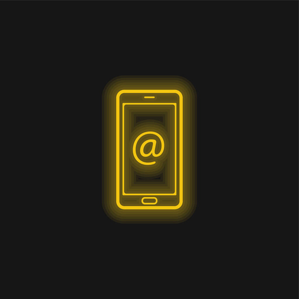 Arroba Symbol auf dem Handybildschirm gelbes leuchtendes Neon-Symbol - Vektor, Bild