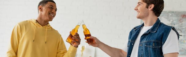 fiatal mosolygós fajok közötti barátok csattogó üveg sör, banner - Fotó, kép