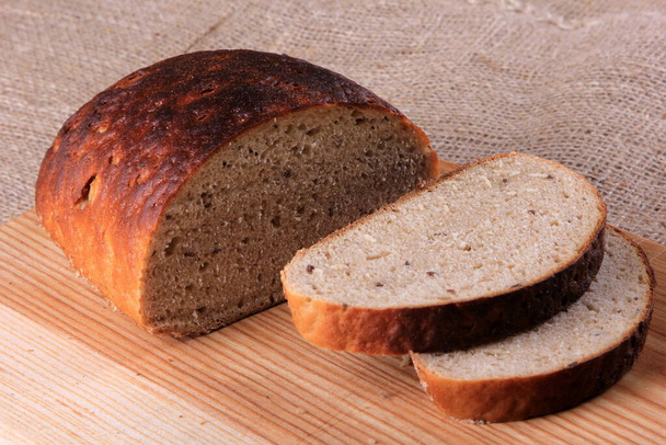Geleneksel Letonya ekmeği masada tatlı ve ekşi ekmek. Tatlı çavdar ekmeği - Fotoğraf, Görsel