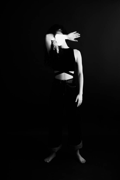 Kadın elleri koyu bir arkaplanda, duygular ve kapalı poz - Fotoğraf, Görsel