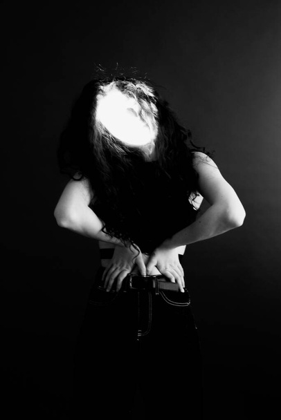 illuminated face, silhouette on a dark background - Valokuva, kuva